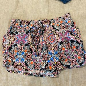 Patterned short shorts juniors medium